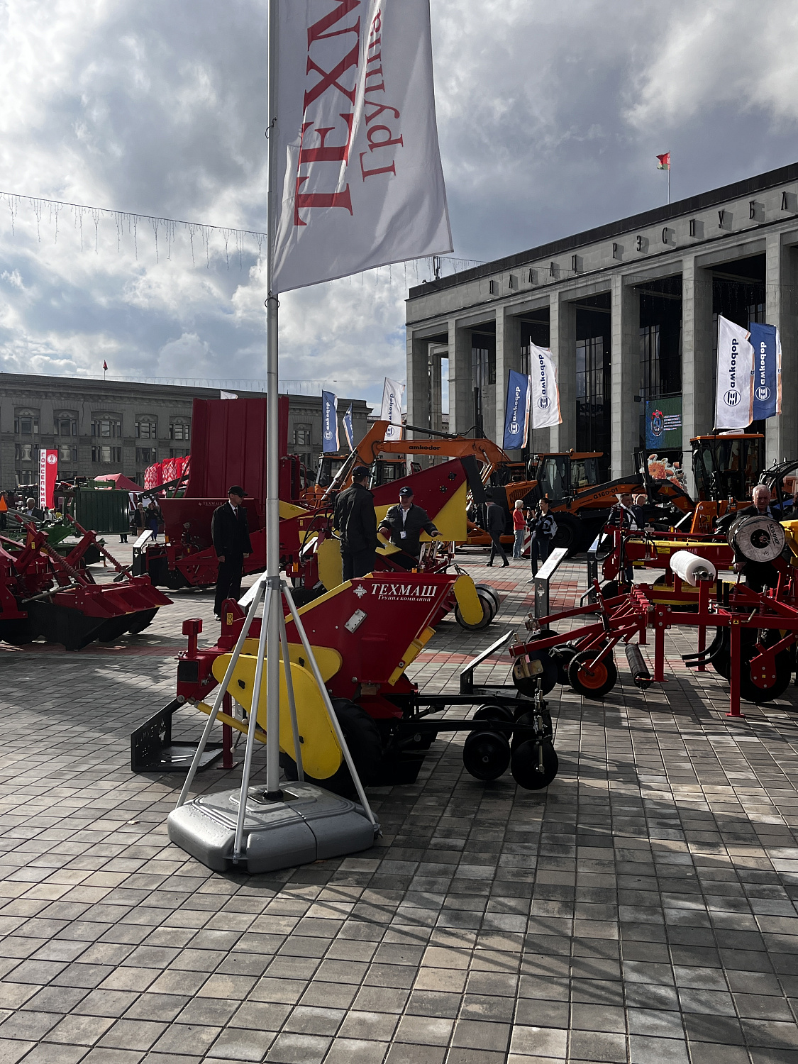 Праздничный гала-концерт ко Дню машиностроителя и 30-летию Министерства промышленности Республики Беларусь состоялся во Дворце Республики