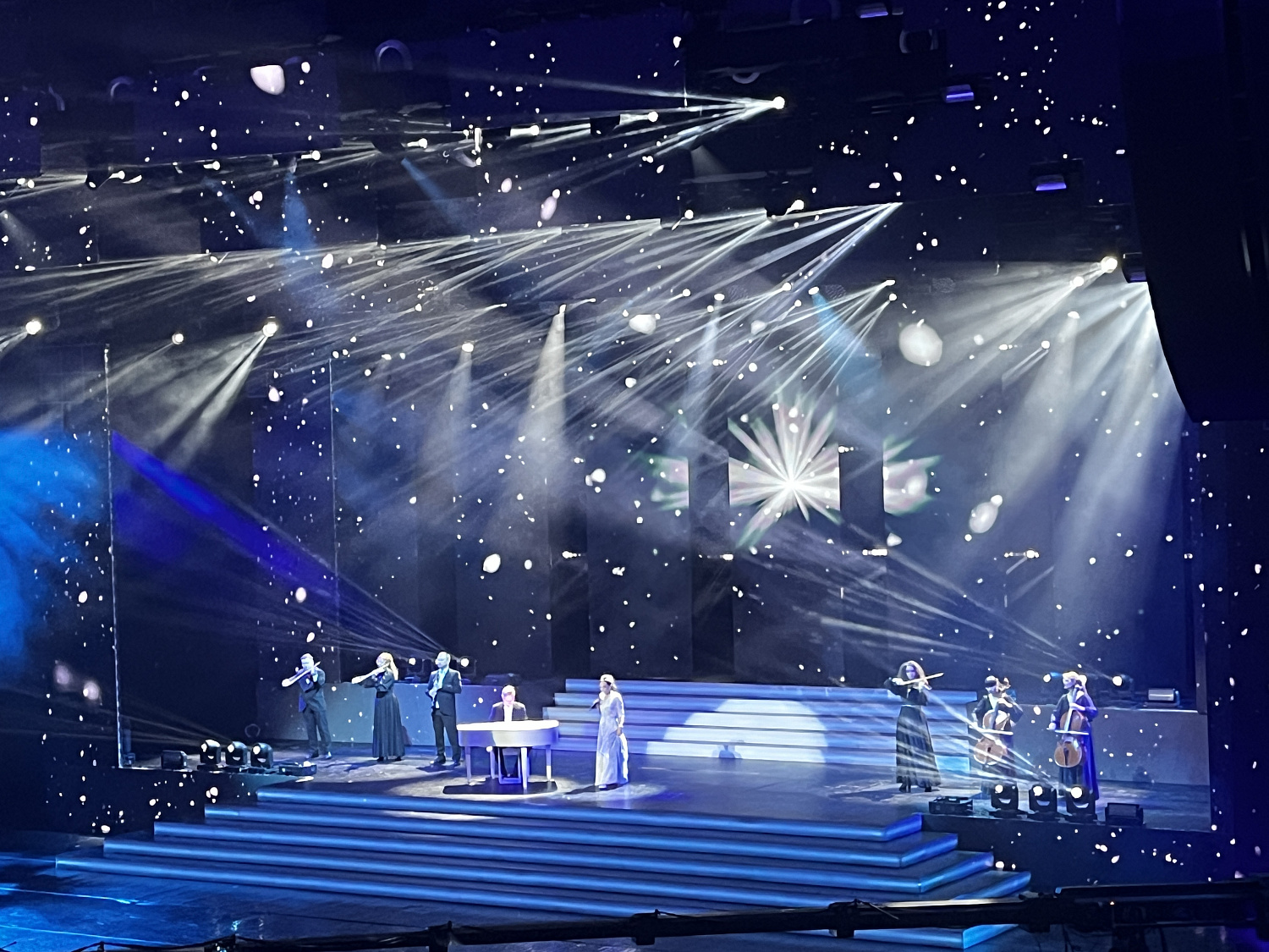 Праздничный гала-концерт ко Дню машиностроителя и 30-летию Министерства промышленности Республики Беларусь состоялся во Дворце Республики